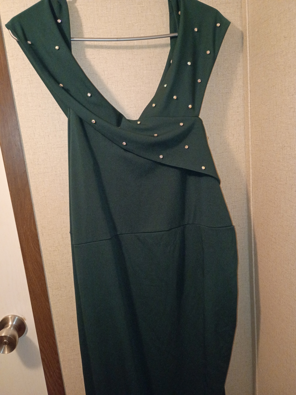 Elegant Deep Green V-Neck Prom Dress with Stud Accents